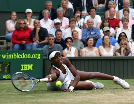 Venus Williams (USA) liegt am Boden, versucht den Ball aber dennoch mit letztem Einsatz zu erreichen Tennis Damen All England Championships 2005, WTA Tour, Grand Slam, Rasen, Rasenplatz, Rasentennis, Rasenturnier Einzelbild Wimbledon London Dynamik, Anstrengung, Kampf Spannung