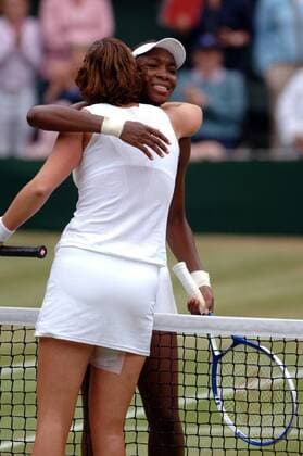 Die Wimbledon Siegerin 2005 Venus Williams (re.) und Lindsay Davenport (beide USA) umarmen sich herzlich nach Spielende Tennis Damen All England Championships 2005, WTA Tour, Grand Slam, Rasen, Rasenplatz, Rasentennis, Rasenturnier Gruppe Wimbledon London