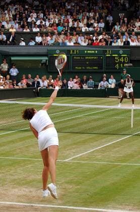 Lindsay Davenport (li.) - Aufschlag gegen Venus Williams (beide USA) Tennis Damen All England Championships 2005, WTA Tour, Grand Slam, Rasen, Rasenplatz, Rasentennis, Rasenturnier Totale Wimbledon London Dynamik,