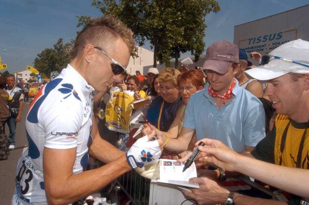 Baden Cooke (Australien FDJeux.com) gibt Autogramme -  Radsport Herren Tour de France 2005, ProTour, Straßenradsport, Straße, Rad, Vdig Gruppe 2. Etappe: Challans - Les Essarts