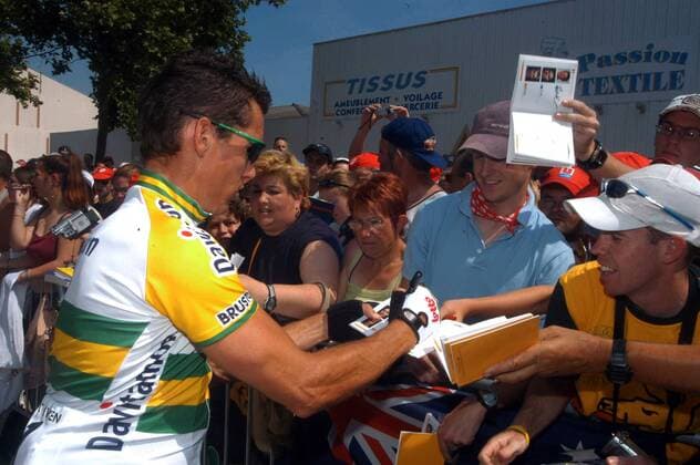 Robbie McEwen (Australien Davitamon Lotto) gibt Autogramme -  Radsport Herren Tour de France 2005, ProTour, Straßenradsport, Straße, Rad, Vdig Gruppe 2. Etappe: Challans - Les Essarts