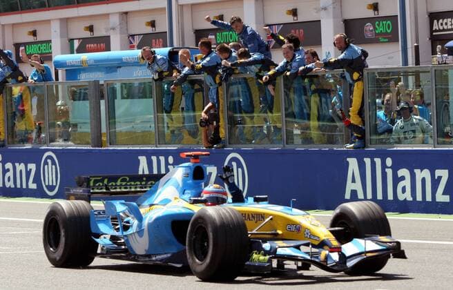 Sieger Fernando Alonso (Spanien Renault) passiert in seinem Boliden die jubelnde Crew Motorsport Grand Prix Herren Großer Preis von Frankreich 2005, Formel 1 Weltmeisterschaft, F1, F, GP, WM, Vdig Einzelbild Circuit de Nevers Magny Cours Freude, Begeisterung,
