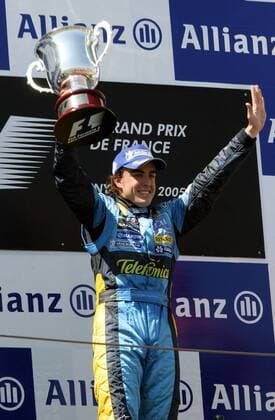 Sieger Fernando Alonso (Spanien Renault) mit dem Pokal Motorsport Grand Prix Herren Großer Preis von Frankreich 2005, Formel 1 Weltmeisterschaft, F1, F, GP, WM, Vdig Einzelbild Circuit de Nevers Magny Cours Freude,