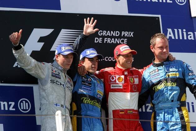 Siegerehrung - Michael Schumacher (2.v.re., Deutschland Ferrari) auf Platz 3, Kimi Räikkönen (li., Finnland McLaren Mercedes) auf Platz 2, Sieger Fernando Alonso (2.v.li., Spanien) und Chefmechaniker Jonathan Wheatley (Großbritannien beide Renault) Motorsport Grand Prix Herren Großer Preis von Frankreich 2005, Formel 1 Weltmeisterschaft, F1, F, GP, WM, Vdig Gruppe Circuit de Nevers Magny Cours Freude,