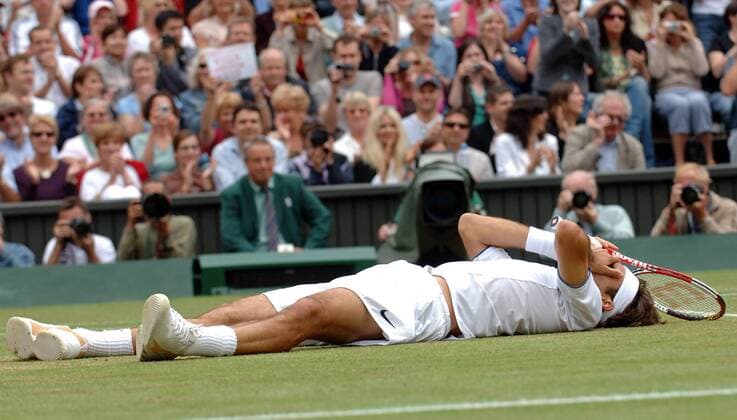 Roger Federer (Schweiz) liegt nach seinem dritten Sieg in Wimbledon fassungslos am Boden Tennis Herren All England Championships 2005, Grand Slam, ATP Tour, Einzelbild Wimbledon, Finale, Endspiel London Freude, Begeisterung