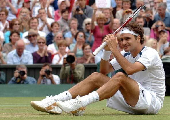 Wimbledon Sieger Roger Federer (Schweiz) sitzt fassungslos auf dem Boden Tennis Herren All England Championships 2005, Grand Slam, ATP Tour, Einzelbild Wimbledon, Finale, Endspiel London Glück Freude,