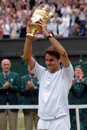 Wimbledon Sieger Roger Federer (Schweiz) präsentiert seine Trophäe Tennis Herren All England Championships 2005, Grand Slam, ATP Tour, Einzelbild Wimbledon, Finale, Endspiel London Freude,