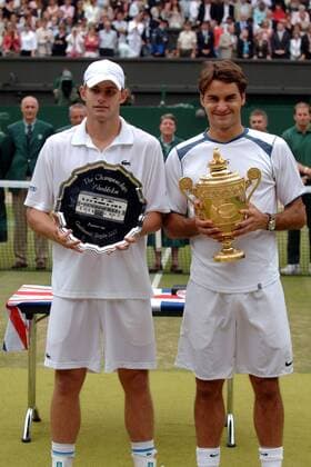 Wimbledon Sieger Roger Federer (Schweiz, re.) und Finalgegner Andy Roddick (USA) präsentieren ihre Trophäen Tennis Herren All England Championships 2005, Grand Slam, ATP Tour, Gruppe Wimbledon, Finale, Endspiel London Freude,
