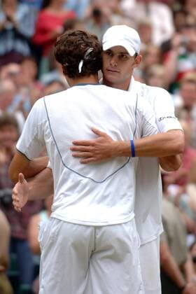 Andy Roddick (USA, re.) gratuliert Wimbledon Sieger Roger Federer (Schweiz) Tennis Herren All England Championships 2005, Grand Slam, ATP Tour, Gruppe Wimbledon, Finale, Endspiel London Harmonie
