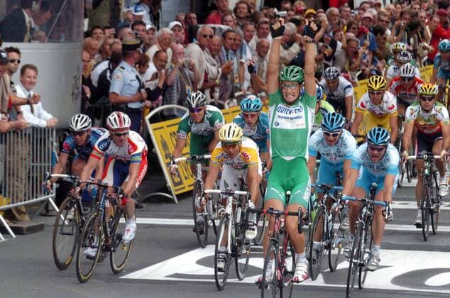 Massenspurt: Tom Boonen (Belgien Quick Step) im grünen Trikot des punktbesten Fahrers kann erneut einen Etappensieg bejubeln -  Radsport Herren Tour de France 2005, ProTour, Straßenradsport, Straße, Rad, Vdig Gruppe grün, grünes Trikot, punktbester Fahrer 3. Etappe: La Chataigneraie - Tours Freude, Begeisterung,