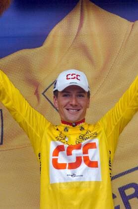 David Zabriskie (USA CSC) während der Siegerehrung im gelben Trikot des Gesamtführenden -  Radsport Herren Tour de France 2005, ProTour, Straßenradsport, Straße, Rad, Vdig Einzelbild 3. Etappe: La Chataigneraie - Tours Freude,