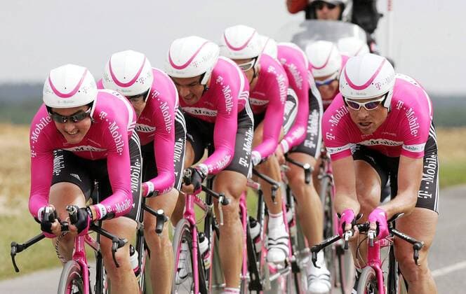 Mannschaftszeitfahren T Mobile - Oscar Sevilla (li., Spanien) löst Jan Ullrich (re., Deutschland) in der Führung ab Radsport Herren Tour de France 2005, ProTour, Straßenradsport, Straße, Rad, Zeitfahren, Vdig Gruppe 4. Etappe: Tours - Blois