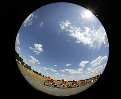 Mannschaftszeitfahren Euskaltel Euskadi aus der Schlüssellochperspektive Radsport Herren Tour de France 2005, ProTour, Straßenradsport, Straße, Rad, Zeitfahren, Vdig Totale 4. Etappe: Tours - Blois Weite,
