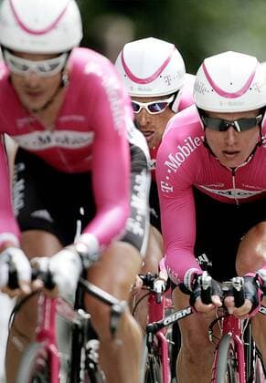 Mannschaftszeitfahren T Mobile: Stephan Schreck (re.) leistet Führungsarbeit vor Klöden (li.) und Jan Ullrich (alle Deutschland) Radsport Herren Tour de France 2005, ProTour, Straßenradsport, Straße, Rad, Zeitfahren, Mannschaftszeitfahren, Vdig Gruppe 4. Etappe: Tours - Blois