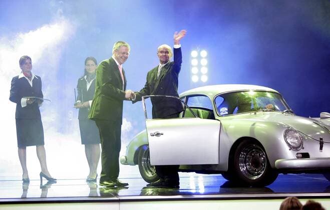 Verleihung des Bayerischen Sportpreises - Rennfahrerlegende Sepp Greger (re.) kommt in einem alten Porsche 356 stilvoll auf die Bühne um von Karl Freller (beide Deutschland) den Preis in der Kategorie - Sportliches Lebenswerk - entgegenzunehmen Motorsport Herren Bayerischer Sportpreis 2005, Bayrischer, Preisverleihung, Vdig, Gruppe München Freude,
