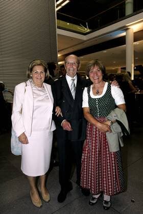 Rennfahrerlegende Sepp Greger mit Ehefrau Gertraut (li.) und Rosi Mittermaier (alle Deutschland) anlässlich der Bayerischen Sportpreisverleihung Motorsport Herren Bayerischer Sportpreis 2005, Bayrischer, Preisverleihung, Vdig, Gruppe München