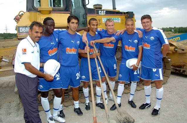 Fußball, Stadiongeschichte SC Paderborn Trainer Jos Luhukay (li.) mit den Neuzugängen des SC Paderborn 07 auf der Baustelle der paragon arena, v.li.: Marc Gouiffe a Goufan, Hüzeyfe Dogan, David Fall, Dennis Schulp, Marcel Ndjeng und Danijel Stefulj Fußball 2. BL Herren Saison 2005 2006, Vorstellung, Präsentation, Pressetermin Gruppe Paderborn