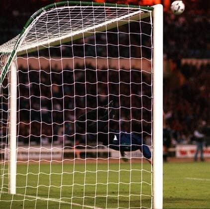 IMAGO Iconic Moments, Fußball Rene Higuita (Kolumbien) wehrt im Spiel gegen England bäuchlings in der Luft liegend mit den Hacken den Ball kurz vor der Torlinie ab, die Partie endete 0:0 -  Fußball Länderspiel Herren Länderspiel 1995, Nationalmannschaft, Nationalteam, Nationaltrikot, Fußballgeschichte, Geschichte, Einzelbild Körperhaltung, Körperbeherrschung, Hacke London, Historie, Fußballhistorie Höhe, Dynamik,