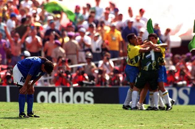 Freud und Leid - Roberto Baggio (Italien, li.) ist nach seinem entscheidenden Fehlschuß im Elfmeterschießen tief enttäuscht, hi.re. Umjubeln die Brasilianer Torwart Taffarel - Fußball WM Herren Weltmeisterschaft 1994, Nationalmannschaft, Nationalteam, Nationaltrikot, Länderspiel, Finale Totale Los Angeles, Pasadena Enttäuschung, Verzweiflung,
