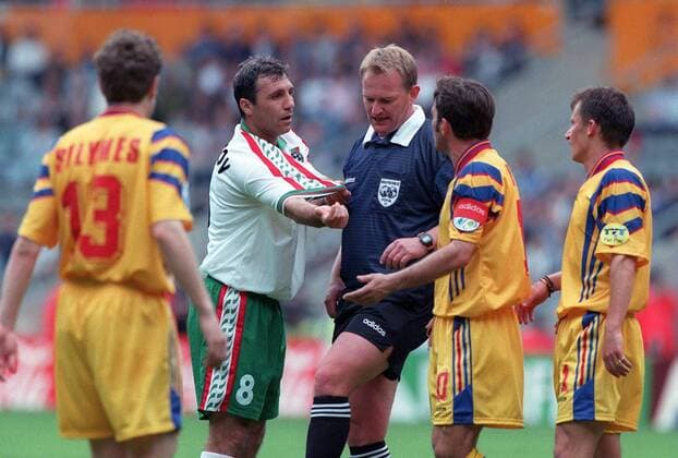 Schiedsrichter Peter Mikkelsen (Dänemark) trennt die diskutierenden Hristo Stoichkov (Bulgarien, li.) und Gheorghe Hagi (2.v.re.), Dorinel Munteanu (beide Rumänien) schaut zu -  Fußball EM Herren Europameisterschaft 1996, Nationalmannschaft, Nationalteam, Nationaltrikot, Länderspiel, Gruppe 2 Gruppe Gestik, zeigen, Fingerzeig, Trikot, Trikotvergehen Newcastle, Christo