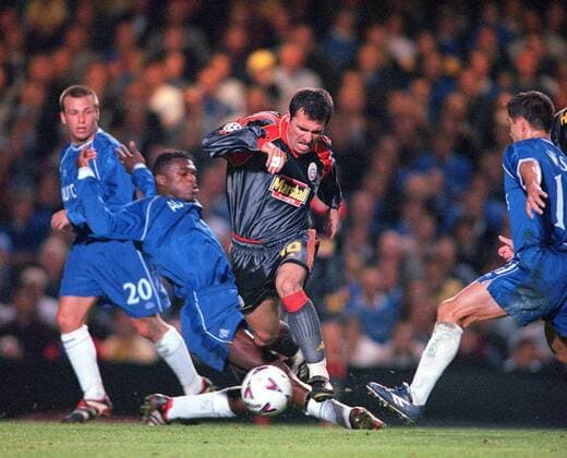 Gheorghe Hagi (Galatasaray Istanbul, Mitte) wird von Marcel Desailly (2.v.li.) gestoppt, daneben Danny Slatter (li.) und Dennis Wise (alle Chelsea) -  Fußball EC 1 Herren Champions League 1999 2000, Chelsea FC London - Galatasaray Istanbul 1:0 Gruppe London Dynamik, Kampf,