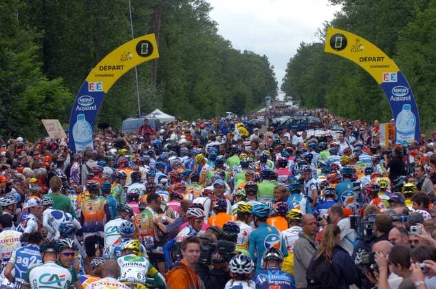 Fahrerfeld steht für den Start zur 5. Etappe der Tour de France 2005 bereit -  Radsport Herren Tour de France 2005, ProTour, Straßenradsport, Straße, Rad Totale 5. Etappe: Chambord - Montargis Masse,