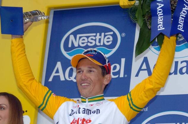 Etappensieger Robbie McEwen (Australien Davitamon Lotto) jubelt während der Siegerehrung über den Gewinn der 5. Etappe und präsentiert die Trophäe -  Radsport Herren Tour de France 2005, ProTour, Straße, Rad, Straßenradsport, Vdig Einzelbild 5. Etappe: Chambord - Montargis Freude,