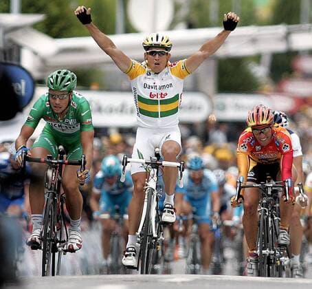 Robbie McEwen (Mitte, Australien Davitamon Lotto) bejubelt den Etappensieg vor Tom Boonen (li., Belgien Quick Step) Radsport Herren Tour de France 2005, ProTour, Straßenradsport, Straße, Rad, Vdig Gruppe 5. Etappe: Chambord - Montargis Freude,