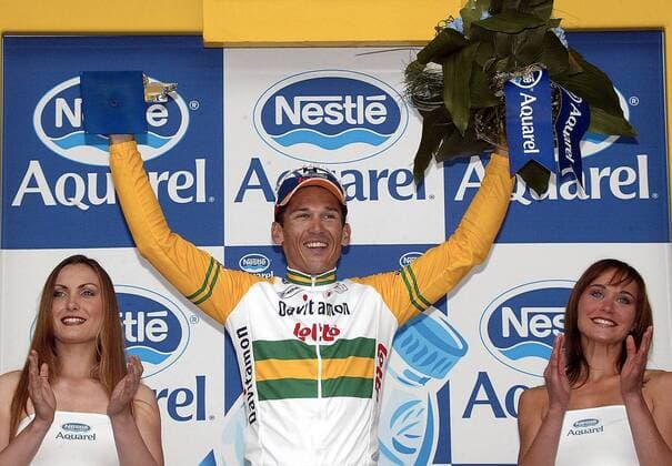 Etappensieger Robbie McEwen (Australien Davitamon Lotto) während der Siegerehrung mit zwei netten Hostessen an seiner Seite Radsport Herren Tour de France 2005, ProTour, Straßenradsport, Straße, Rad, Vdig Gruppe 5. Etappe: Chambord - Montargis Freude,