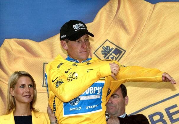 Lance Armstrong (USA Discovery Channel) streift sich während der Siegerehrung das gelbe Trikot des Gesamtführenden über Radsport Herren Tour de France 2005, ProTour, Straßenradsport, Straße, Rad, Vdig Einzelbild 5. Etappe: Chambord - Montargis