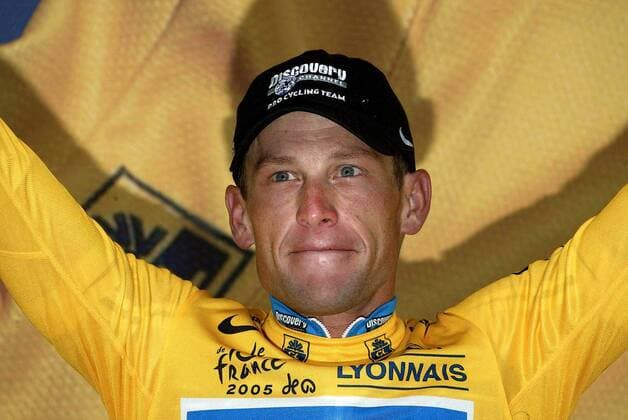 Lance Armstrong (USA Discovery Channel) während der Siegerehrung im gelben Trikot des Gesamtführenden Radsport Herren Tour de France 2005, ProTour, Straßenradsport, Straße, Rad, Vdig Porträt 5. Etappe: Chambord - Montargis Freude,