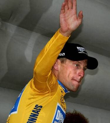 Lance Armstrong (USA Discovery Channel) während der Siegerehrung im gelben Trikot des Gesamtführenden Radsport Herren Tour de France 2005, ProTour, Straßenradsport, Straße, Rad, Vdig Einzelbild 5. Etappe: Chambord - Montargis Freude,
