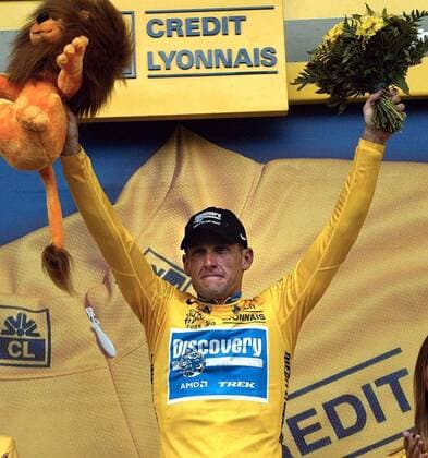 Lance Armstrong (USA Discovery Channel) während der Siegerehrung im gelben Trikot des Gesamtführenden Radsport Herren Tour de France 2005, ProTour, Straßenradsport, Straße, Rad, Vdig Einzelbild 5. Etappe: Chambord - Montargis Freude,