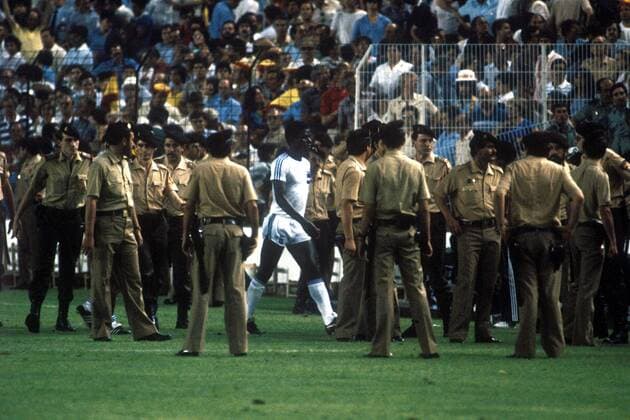 Allan Anthony Costly (Honduras) geht durch die starke Sicherungsgruppe der Guardia Civil im Innenraum des Estadio Luis Casanova vom Spielfeld Fußball WM Herren Weltmeisterschaft 1982, Nationalmannschaft, Nationalteam, Nationaltrikot, Länderspiel, Gruppe 5 Totale Valencia