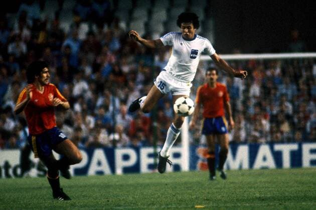 Hector Zelaya (Honduras, re.) am Ball, Jesus Zamora (Spanien) schaut zu Fußball WM Herren Weltmeisterschaft 1982, Nationalmannschaft, Nationalteam, Nationaltrikot, Länderspiel, Gruppe 5 Gruppe Valencia Dynamik, Höhe,
