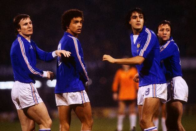 Abwehrmauer Frankreich, v.li.: Leonard Specht, Alain Moizan, Jean Francois Larios und Bernard Lacombe Fußball Länderspiel Herren Weltmeisterschaftsqualifikation 1981, Nationalmannschaft, Nationalteam, Nationaltrikot, Länderspiel Gruppe Rotterdam