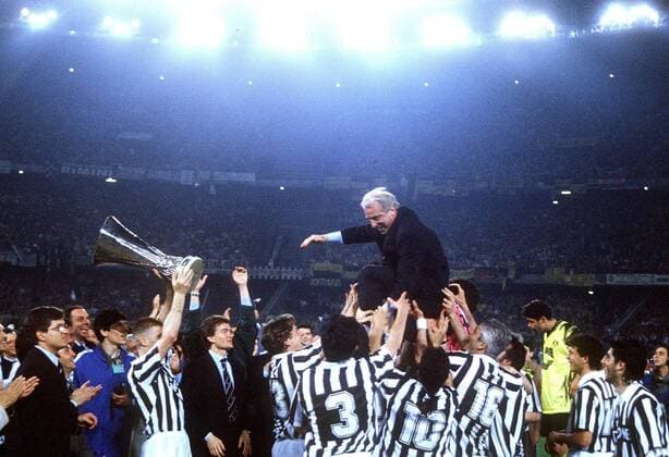 Trainer Giovanni Trapattoni (Juventus Turin, Mitte) wird nach dem UEFA Cupsieg von seinen Spielern auf Händen getragen Fußball EC 3 Herren UEFA Cup 1992 1993, Europapokal, Europacup, Finale, Endspiel, Juventus Turin Totale Estadio Delle Alpi, Stadion, Flutlicht, Licht Turin Begeisterung, Freude,