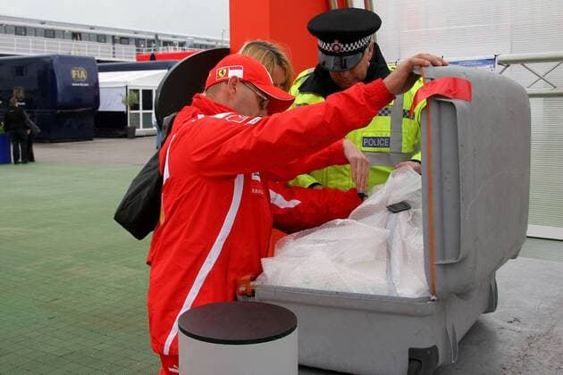 Ein Teammitglied der Scuderia Ferrari muss einen Ausrüstungskoffer von einem englischen Polizisten kontrollieren lassen - die Terroranschläge vom 7. Juli 2005 in London haben zu einer Verschärfung der Sicherheitsmaßnahmen geführt, was auch die Teams zu... Motorsport Grand Prix Herren Großer Preis von England 2005, Formel 1 Weltmeisterschaft, F1, F, GP, WM Gruppe Koffer, Materialkoffer, Ausrüstung, Equipment Silverstone