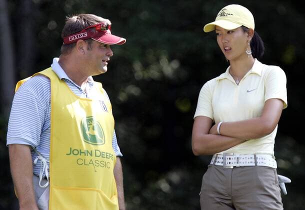 Michelle Wie im Gespräch mit Bill Zimmermann, Caddie von Scott Gutschewski (alle USA) - (Icon5310016) Golf Damen John Deere Classic 2005, Classics, PGA Tour, Golfen Einzelbild Silvis EDITORIAL USE ONLY