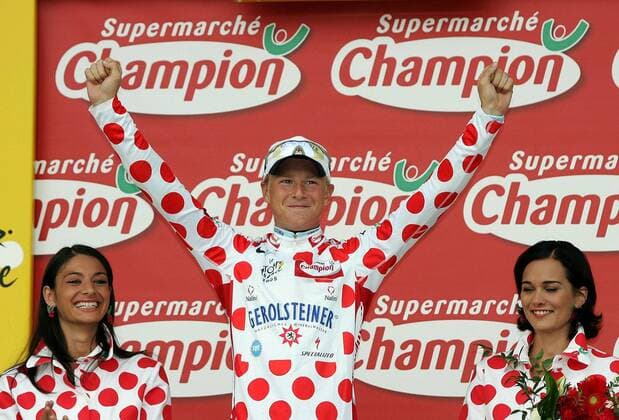 Fabian Wegmann (Deutschland Gerolsteiner) während der Siegerehrung im gepunkteten Trikot für den Bergkönig, auch die Hostessen scheinen sich zu freuen Radsport Herren Tour de France 2005, ProTour, Straßenradsport, Straße, Rad, Vdig Gruppe 7. Etappe: Luneville - Karlsruhe Freude,