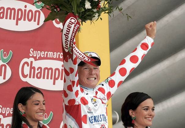 Fabian Wegmann (Deutschland Gerolsteiner) jubelt während der Siegerehrung im gepunkteten Trikot für den Bergkönig Radsport Herren Tour de France 2005, ProTour, Straßenradsport, Straße, Rad, Vdig Gruppe 7. Etappe: Luneville - Karlsruhe Freude, Begeisterung