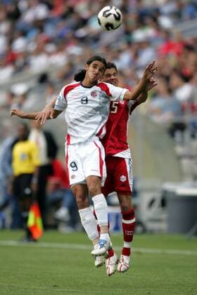 Bryan Ruiz (Costa Rica, li.) gegen Josh Simpson (Kanada) - (Icon918008) Fußball Länderspiel Herren CONCACAF Gold Cup 2005, Goldcup, Nationalmannschaft, Nationalteam, Nationaltrikot, Länderspiel Gruppe Seattle Dynamik, Kampf, EDITORIAL USE ONLY
