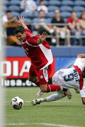 Josh Simpson (Kanada) kommt zu Fall - (Icon918003) Fußball Länderspiel Herren CONCACAF Gold Cup 2005, Goldcup, Nationalmannschaft, Nationalteam, Nationaltrikot, Länderspiel Gruppe Seattle Dynamik, Kampf, EDITORIAL USE ONLY
