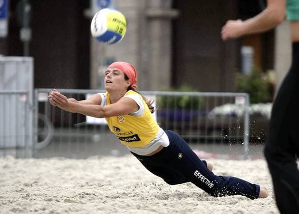 Claudia Pavlicek (Deutschland) - Hechtbagger Beachvolleyball Damen Zürich Masters 2005, Zurich Zuerich, Beach, Einzelbild Dresden Dynamik, Kampf
