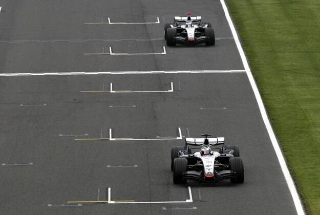 Juan Pablo Montoya (Kolumbien, li.) vor seinem Teamkollegen Kimi Räikkönen (Finnland beide McLaren Mercedes) auf der Start und Zielgeraden Motorsport Grand Prix Herren Großer Preis von England 2005, Formel 1 Weltmeisterschaft, F1, F, GP, WM, Qualifying Gruppe Silverstone