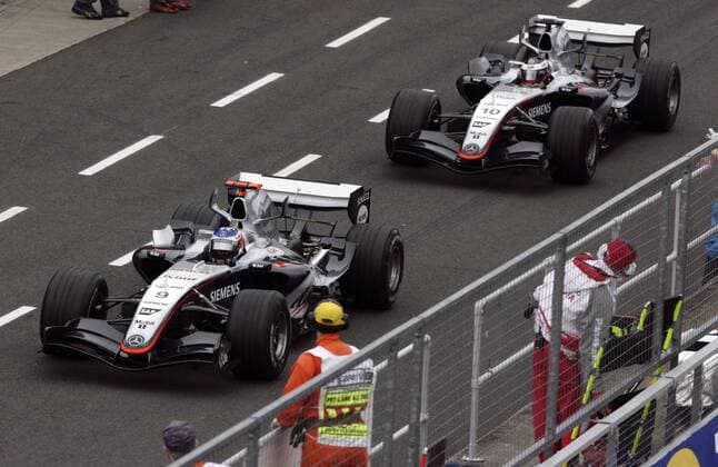 Kimi Räikkönen (Finnland) vor seinem Teamkollegen Juan Pablo Montoya (Kolumbien beide McLaren Mercedes) in der Boxengasse Motorsport Grand Prix Herren Großer Preis von England 2005, Formel 1 Weltmeisterschaft, F1, F, GP, WM, Qualifying Gruppe Silverstone
