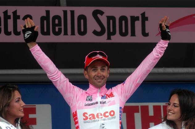 Gilberto Simoni (Italien Saeco) jubelt während der Siegerehrung für das rosa Trikot -  Radsport Herren Giro d Italia 2003, dItalia, Straßenradsport, Straße, Rad Gruppe Aufnahmedatum geschätzt Freude,