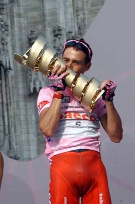 Siegerehrung Giro d Italia 2003: Gesamtsieger Gilberto Simoni (Italien Saeco) küßt seine Siegertrophäe -  Radsport Herren Giro d Italia 2003, dItalia, Straßenradsport, Straße, Rad Einzelbild Mailand Freude,
