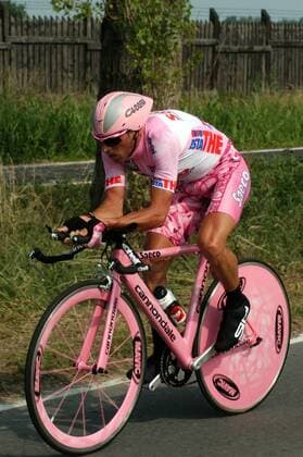 Gilberto Simoni (Italien Saeco) fährt beim abschließenden Einzelzeitfahren komplett in Rosa -  Radsport Herren Giro d Italia 2003, dItalia, Straßenradsport, Straße, Rad, Zeitfahren, Einzelzeitfahren Einzelbild 21. Etappe: Idroscalo - Mailand