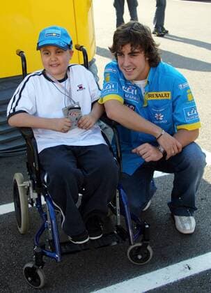 Fernando Alonso (Spanien Renault) lässt sich mit einem jungen Fan im Rollstuhl fotografieren Motorsport Grand Prix Herren Großer Preis von England 2005, Formel 1 Weltmeisterschaft, F1, F, GP, WM, Vdig, Gruppe Silverstone